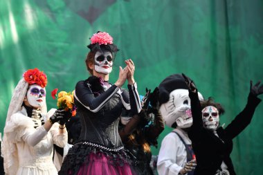 Moskova, Rusya - 29 Haziran 2018: Katılımcıların geleneksel sırasında Dia de los Muertos Meksika Karnaval giyim. Şeker kafatası makyaj. The Dead geçit töreni günü