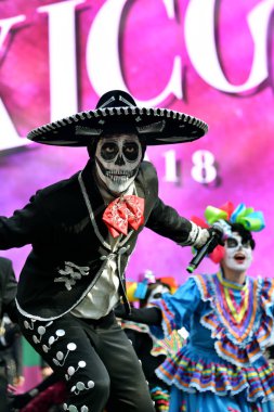 Moskova, Rusya - 29 Haziran 2018: Şeker kafatası makyaj Dia de los Muertos Meksika Karnaval sırasında ile şapkalı adam. Ölülerin günü