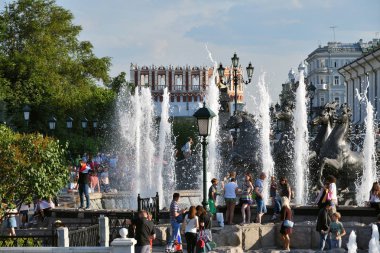Moskova, Rusya - 26 Haziran 2018: Fountain dört mevsim dinlenme insanlar. Karmaşık çeşmeler Alexander Bahçesi ve Manezh Meydanı arasında bulunmaktadır. Zurab Tsereteli mimar