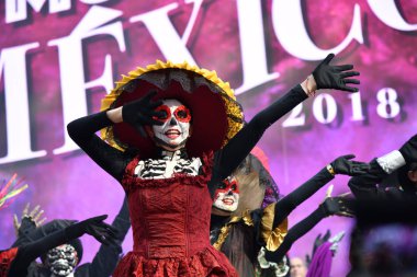 Moskova, Rusya - 29 Haziran 2018: Katılımcıların geleneksel sırasında Dia de los Muertos Meksika Karnaval giyim. Şeker kafatası makyaj. Ölülerin günü