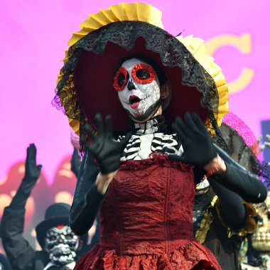 Moskova, Rusya - 29 Haziran 2018: Katılımcıların geleneksel sırasında Dia de los Muertos Meksika Karnaval giyim. Şeker kafatası makyaj. Ölülerin günü