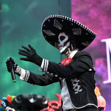 Moskova, Rusya - 29 Haziran 2018: Şeker kafatası makyaj Dia de los Muertos Meksika Karnaval sırasında ile Meksika şapkalı adam. Ölülerin günü