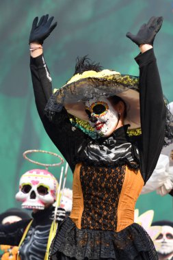 Moskova, Rusya - 29 Haziran 2018: Katılımcıların geleneksel sırasında Dia de los Muertos Meksika Karnaval giyim. Şeker kafatası makyaj. Ölülerin günü