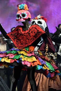 Moskova, Rusya - 29 Haziran 2018: Katılımcıların geleneksel sırasında Dia de los Muertos Meksika Karnaval giyim. Şeker kafatası makyaj. Ölülerin günü