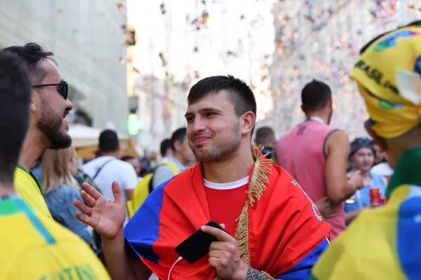 Moskau Russland Juni 2018 Russischer Fußballfan Gespräch Mit Brasilianischem Fan — Stockfoto