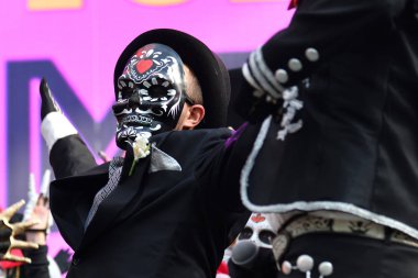 Moskova, Rusya - 29 Haziran 2018: Şeker kafatası maskesi Dia de los Muertos Meksika Karnaval sırasında şapkalı adam. Ölülerin günü