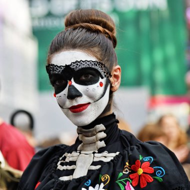 Moskova, Rusya - 29 Haziran 2018: Şeker kafatası makyaj Dia de los Muertos Meksika Karnaval sırasında kadınla. Ölülerin günü