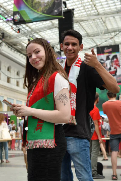 Moskova, Rusya - 23 Haziran 2018: Futbol taraftarları Mexica Moskova, Dünya Kupası, dünya 2018 Ilyinka sokakta