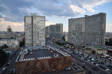 Moskova, Rusya - 23 Haziran 2018: Görünüm alacakaranlık sokak yukarıda Yeni Arbat Caddesi'nde. Yüksek katlı binaların iki satır ile birlikte modern altı şeritli avenue 1962 ve 1968 yılları arasında inşa edilmiştir