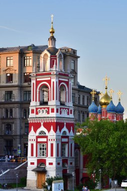 Moskova, Rusya - 23 Haziran 2018: Çan Kulesi, kilise büyük şehit St George Moskova'da Pskov tepede Virgin şefaat Victorious