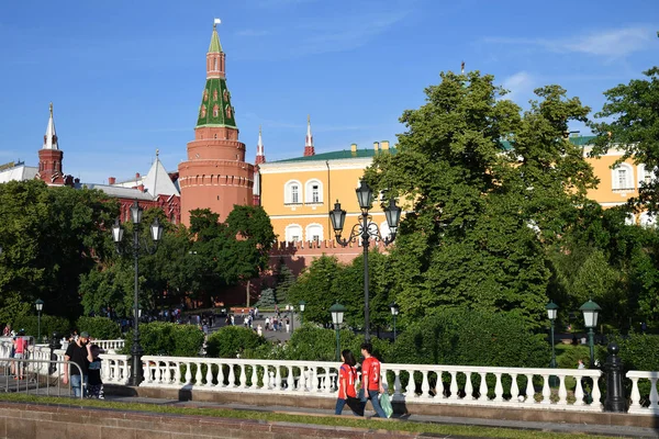 Москва Російська Федерація Червня 2018 Людей Йдуть Біля Кремлівської Стіни — стокове фото