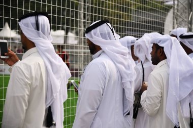 Moscow, Rusya Federasyonu - 14 Temmuz 2018: Katar erkekler geleneksel giysiler içinde bir futbol stadyumu oyun dikkat et. Katar Rusya 2022'sonraki Dünya Kupası ev sahipliği ardılı