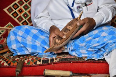 İş yerinde bir marangoz. Üst düzey bir Arap adam bir ahşap oyuncak tekne tutan eller. Ellerini üstüne odaklanmak