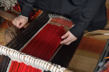 Bir Arap kadın bir geleneksel sadu dokuma yapar. Weaver yakın çekim, eller eller üzerinde odaklanın. Katar