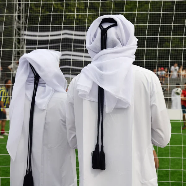 Катарские Мужчины Традиционной Одежде Смотрят Игру Футбольном Стадионе Катар Является — стоковое фото