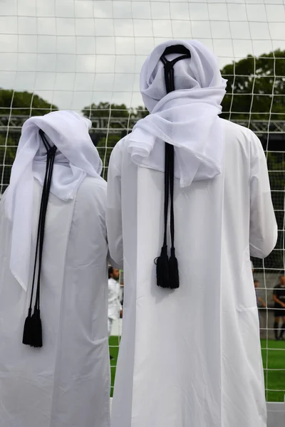 Катарские Мужчины Традиционной Одежде Смотрят Игру Футбольном Стадионе Катар Является — стоковое фото