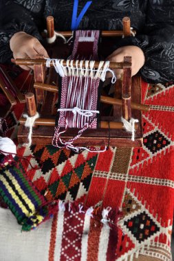 Arap kadın kıdemli bir geleneksel sadu dokuma yapar. Weaver yakın çekim, odak çerçeve üzerinde eller. Katar