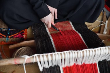Bir Arap kadın bir geleneksel sadu dokuma yapar. Weaver yakın çekim, eller eller üzerinde odaklanın. Katar