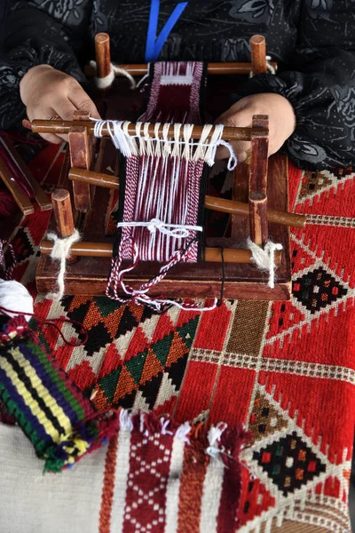 Senior Arabian Woman Makes Traditional Sadu Weaving Hands Weaver Close — Stock Photo, Image