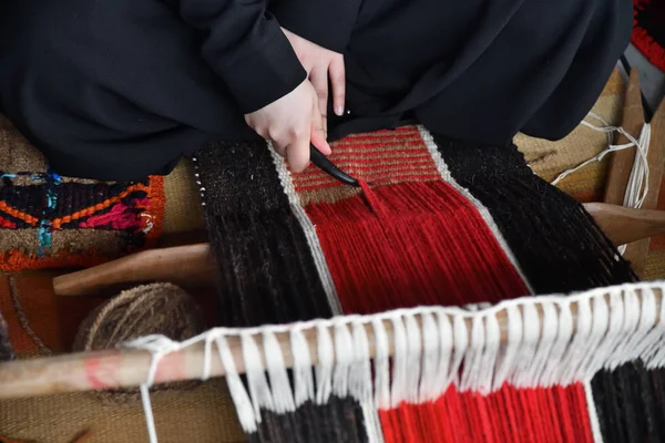 Arab Woman Makes Traditional Sadu Weaving Hands Weaver Close Focus — Stock Photo, Image