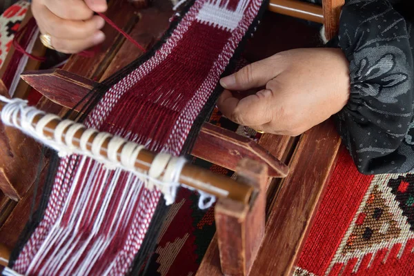 Senior Arabian Woman Makes Traditional Sadu Weaving Hands Weaver Close — Stock Photo, Image