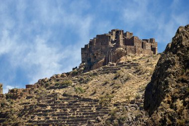 Bir ortaçağ dağ köyü ve kırsal alanları etrafında en güzel örneklerinden biridir. Dağ Yemen