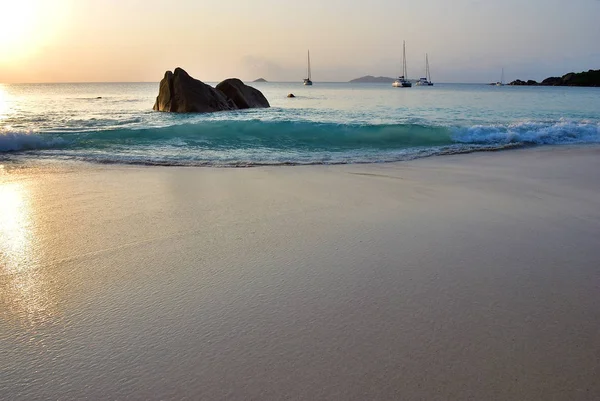 Tramonto Sulla Bellissima Spiaggia Sabbiosa Anse Lazio Spiaggia Più Conosciuta — Foto Stock