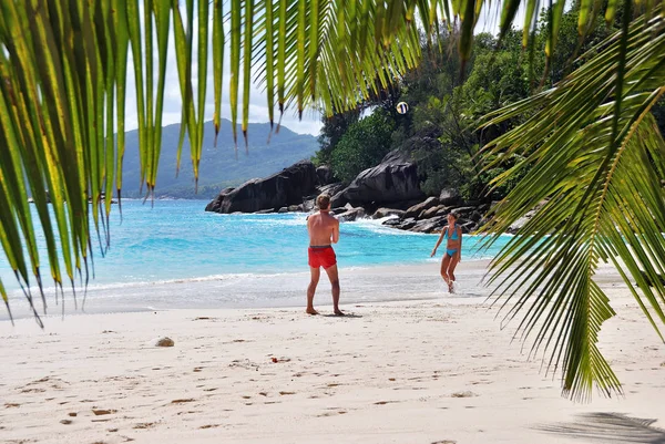 Mahe Seychellerna Juli 2011 Turister Har Vila Den Vackra Sandstranden — Stockfoto