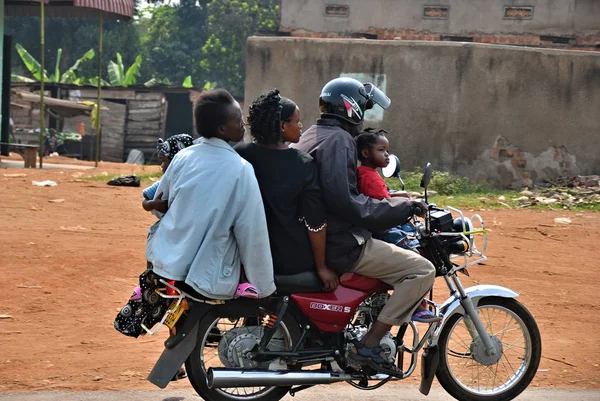 Kampala Uganda Agosto 2010 Uma Família Cinco Membros Anda Moto — Fotografia de Stock