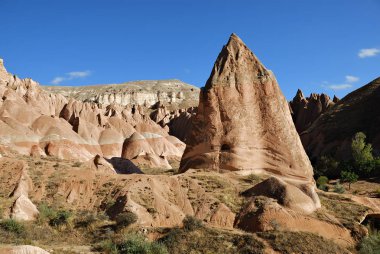 Cappadocia manzara Red Rose Valley. Kumtaşı, Orta Anadolu Bölgesi Türkiye'nin, Asya bölgesinde Nevşehir ilinde sıradışı formları üzerinde mavi gökyüzü