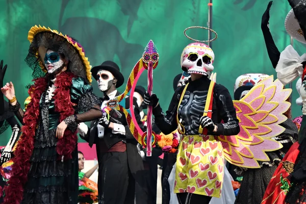 俄罗斯莫斯科 2018年6月29日 穆埃尔托斯墨西哥狂欢节期间传统服装的参与者 糖头骨妆死亡日 — 图库照片