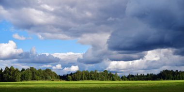Güzel Rus yaz manzara, ormanlar ve bulutlu gökyüzü arka plan üzerinde