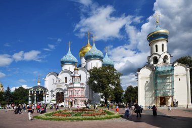 Sergiyev Posad, Rusya Federasyonu - 13 Ağustos 2018: Varsayım St Sergius Trinity Lavra katedralde. En önemli Rus Manastırı ve Rus Ortodoks Kilisesi ruhani merkezi