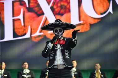 Moskova, Rusya - 29 Haziran 2018: Şeker kafatası makyaj Dia de los Muertos Meksika Karnaval sırasında ile şapkalı adam. Ölülerin günü