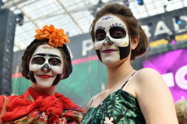 Moskova, Rusya - 29 Haziran 2018: Şeker kafatası makyaj Dia de los Muertos Meksika Karnaval sırasında kızlarla. Ölülerin günü