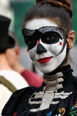 Moskova, Rusya - 29 Haziran 2018: Şeker kafatası makyaj Dia de los Muertos Meksika Karnaval sırasında kadınla. Ölülerin günü