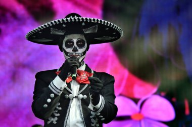 Moskova, Rusya - 29 Haziran 2018: Şeker kafatası makyaj Dia de los Muertos Meksika Karnaval sırasında ile şapkalı adam. Ölülerin günü