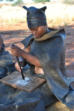  Kalahari, Namibya - 24 Ocak 2016: iş yerinde bushmen kabilesi kadından. San insanlar, olarak da bilinen Bushmen Güney Afrika'nın çeşitli yerli avcı halkların üyeleridir