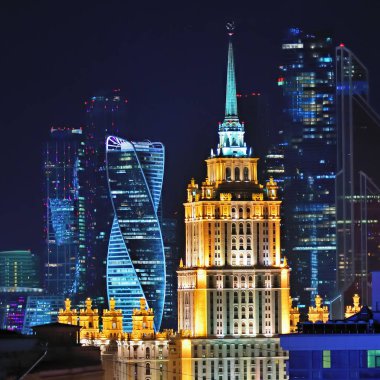 Moskova, Rusya - 27 Haziran 2018: Moskova gece manzarası. Stalinist gökdelen geceleri gösterilen Moscow City iş merkezi gökdelenler arka plan üzerinde. Rusya'nın başkenti