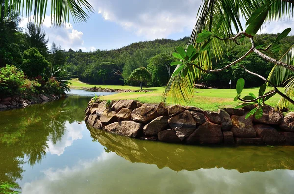 プララン島 セーシェル諸島の熱帯の島のゴルフ場 — ストック写真