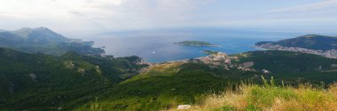 Sunrise, Karadağ, Budva Rivierası'nın kıyı şeridi üstten güzel bir görünüme