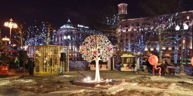 Moskova, Rusya - 05 Ocak 2016: Moskova kış sahne. Puşkin Meydanı ve Noel tatili sırasında Noel dekorasyon