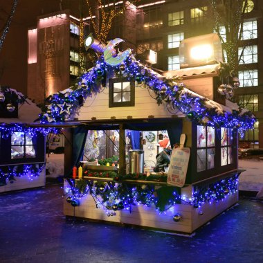 Moscow, Rusya Federasyonu - 16 Ocak 2016: Moskova yeni yıl ve Noel tatilleri için dekore edilmiştir. Noel pazarı chalet gece sokakta