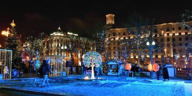 Moskova, Rusya - 05 Ocak 2016: Moskova kış sahne. Puşkin Meydanı ve Noel tatili sırasında Noel dekorasyon