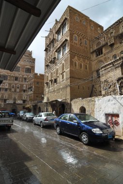 Sanaa, Yemen - 6 Mart 2010: Çok nadir hava fenomen - Sanaa eski şehirde sokakta yağmur. 2,200 m yükseklikte fazla 2.500 yıldır yaşadığı Sanaa bir Unesco Dünya Miras kenti olduğunu