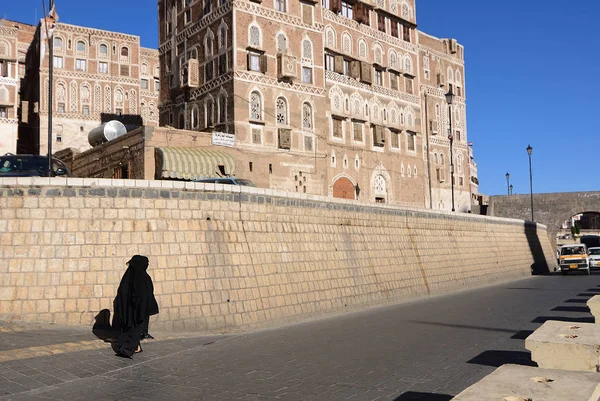 Sanaa Yemen March 2010 Two Women Black Burka Burqa Walking — Stock Photo, Image