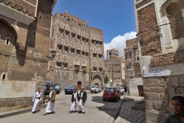 Sanaa, Yemen - 6 Mart 2010: Sanaa eski şehrin tipik sokakta. 2,200 m yükseklikte fazla 2500 yıldır yaşadığı, Sanaa eski şehir Unesco Dünya Miras kenti olduğunu