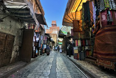 Sanaa, Yemen - Mart 12, 2010: Sanaa eski şehrin tipik sokakta. 2,200 m yükseklikte fazla 2500 yıldır yaşadığı, Sanaa eski şehir Unesco Dünya Miras kenti olduğunu