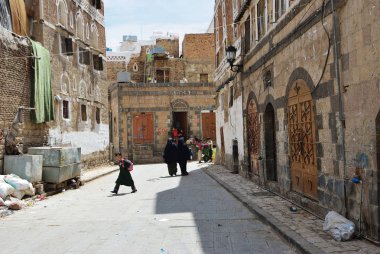 Sanaa, Yemen - 6 Mart 2010: Sanaa eski şehrin tipik sokakta. 2,200 m yükseklikte fazla 2500 yıldır yaşadığı, Sanaa eski şehir Unesco Dünya Miras kenti olduğunu