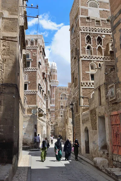 也门萨那 2010年3月6日 在萨那古城的典型街道 萨那古城是联合国教科文组织世界遗产城市 在海拔2 200 米处居住了2500年以上 — 图库照片